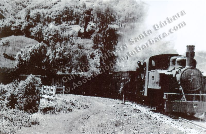 Maquina del ferrocarril la Pereda a Riosa entrando en la estacion de Loredo
