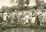Grupo recogiendo finos del rio Caudal, en el Pozu Cales, entre Peñamiel y Baiña
